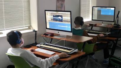 kids making music on computer